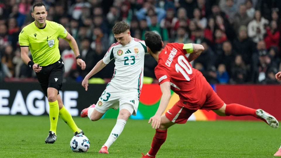 Hakan Çalhanoğlu Türkiye formasıyla sahada