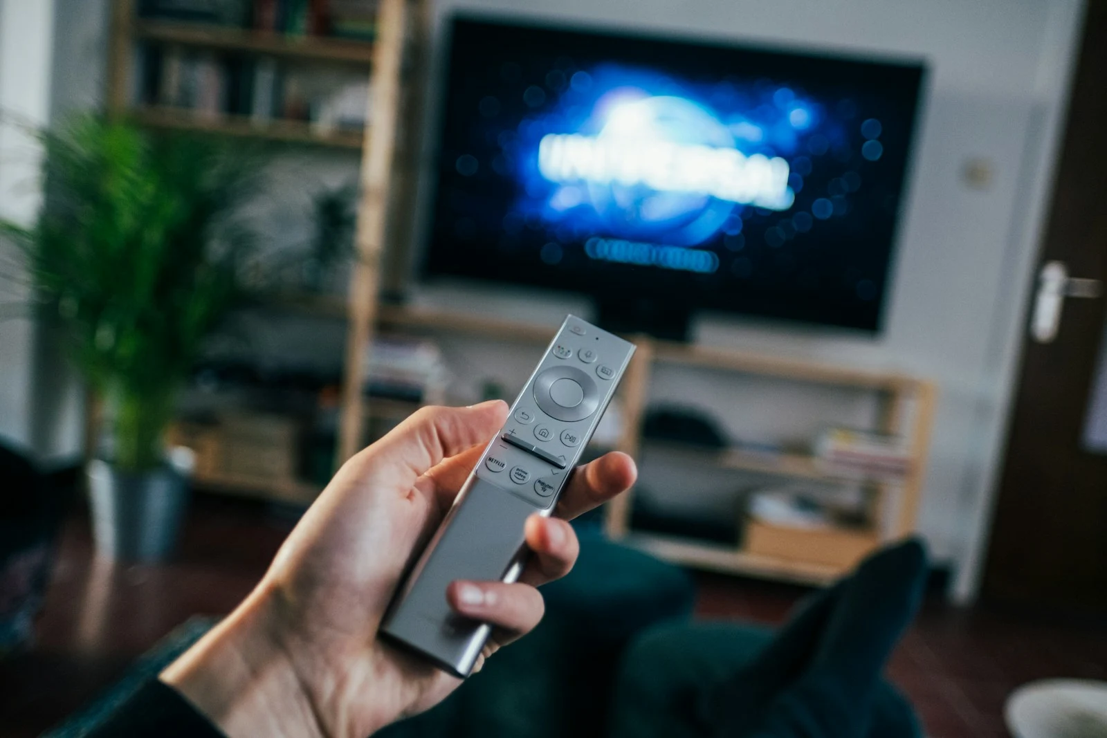 Gerçek bir evde televizyon ve kumanda ile IPTV kurulumu